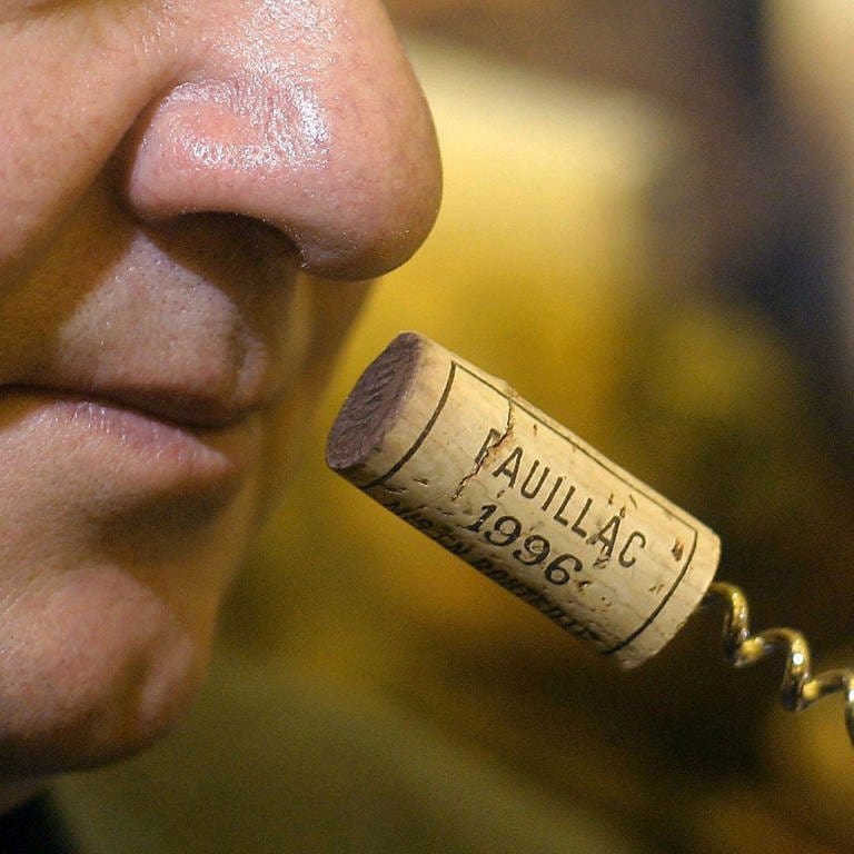 Mann riecht an einem Weinkorken (Foto: dpa Bildfunk, Picture Alliance)