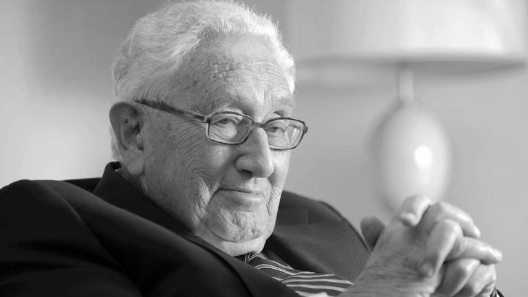 29. November: Der ehemalige US-Außenminister Henry Kissinger ist im Alter von 100 Jahren gestorben. 1938 floh er mit seiner Familie aus Nazi-Deutschland und wurde später Außenminister der USA. Auch nach seinem 100. Geburtstag am 27. Mai nahm er noch an Sitzungen im Weißen Haus teil und besuchte im Juli den chinesischen Präsidenten Xi Jinping. (Foto: dpa Bildfunk, Picture Alliance)