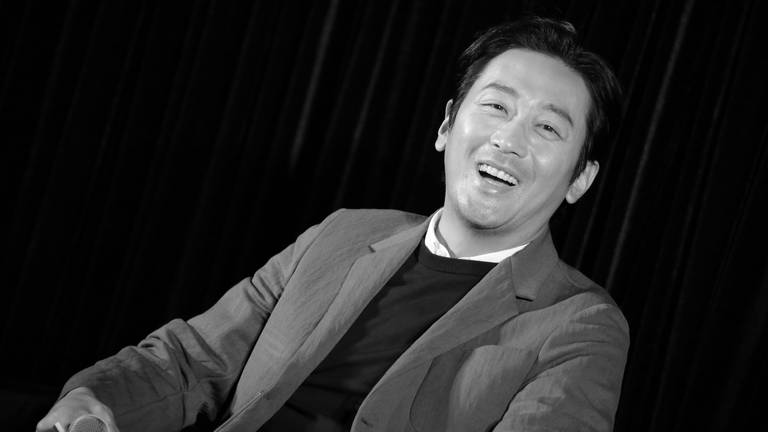 26. Dezember: 2019 gewann der südkoreanische Schauspieler Lee Sun Kyun mit "Parasite" einen Oscar und wurde dadurch weltbekannt. Nun ist er tot aufgefunden worden. Lee sei leblos in seinem Auto in einem Park in Seoul entdeckt worden, teilte die Notdienststelle mit. Der Schauspieler wurde 48 Jahre alt. (Foto: dpa Bildfunk, Picture Alliance)