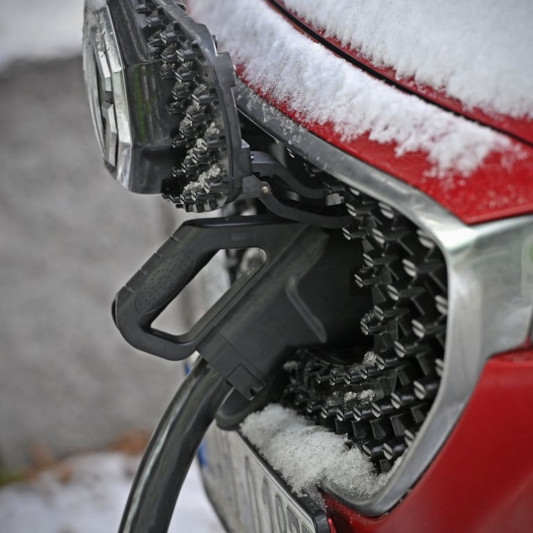 E-Auto im Winter an Ladesäule (Foto: picture-alliance / Reportdienste, Sven Simon)
