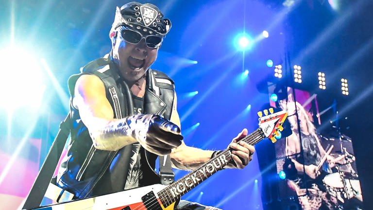 Rudolf Schenker, Gitarrist der Band Scorpions, live auf "Rock Believer Tour 2023" | Die Scorpions, Lena und Fury in the Slaughterhouse kommen aus Hannover (Foto: dpa Bildfunk, Picture Alliance)