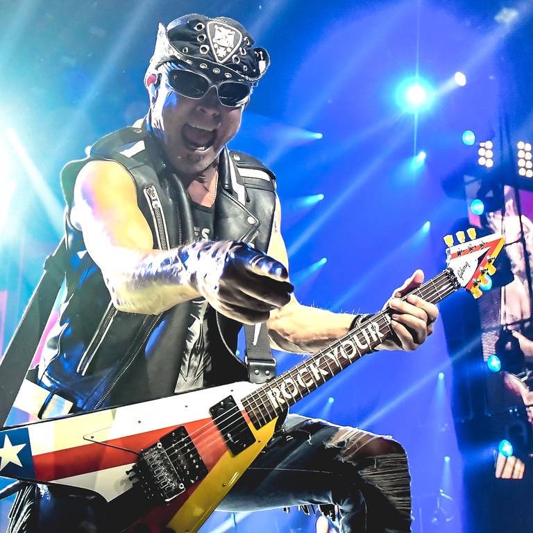 Rudolf Schenker, Gitarrist der Band Scorpions, live auf "Rock Believer Tour 2023" | Die Scorpions, Lena und Fury in the Slaughterhouse kommen aus Hannover (Foto: dpa Bildfunk, Picture Alliance)