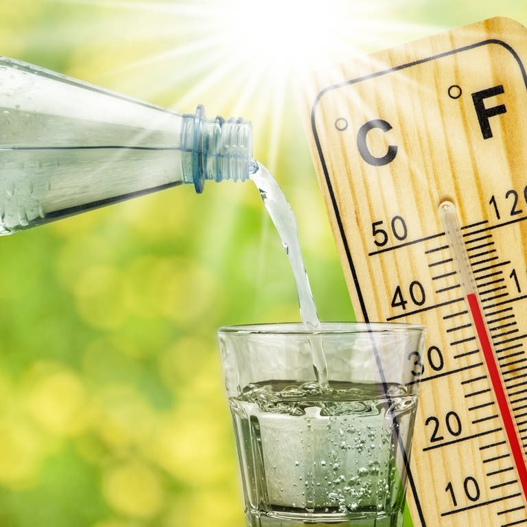 Thermometer zeigt 40°C - Wasserglas