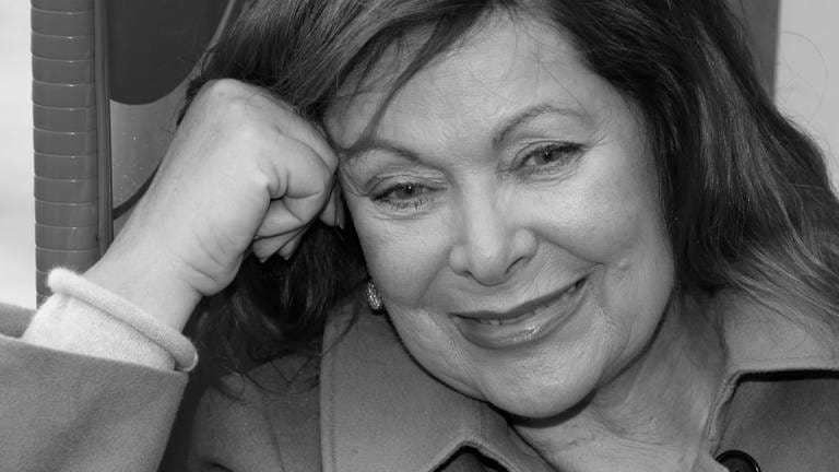 27. August: Bekannt wurde Heide Keller vor allem als  Chefhostess Beatrice in der ZDF-Reihe "Das Traumschiff". Nun ist die Schauspielerin im Alter von 81 Jahren gestorben. (Foto: dpa Bildfunk, Picture Alliance)