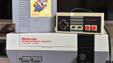 Damals bahnbrechend war das Nintendo Entertainment System, kurz NES und ist auch heute noch eine beliebte Retro-Spielekonsole. (Foto: picture-alliance / Reportdienste, picture alliance / dpa | Bernd Settnik)