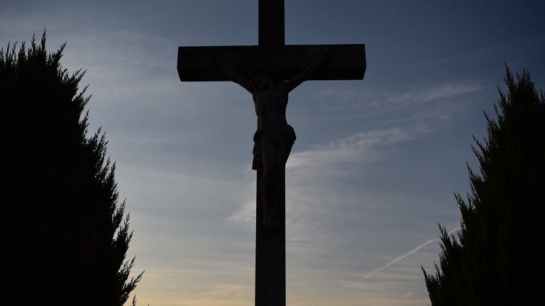 Kirche am Scheideweg - in Frankfurt beginnt das Ringen um Reformen. Das Bild zeigt ein Kreuz vor dem abendlich verfärbten Himmel. (Foto: picture-alliance / Reportdienste, picture alliance/Nicolas Armer/dpa)