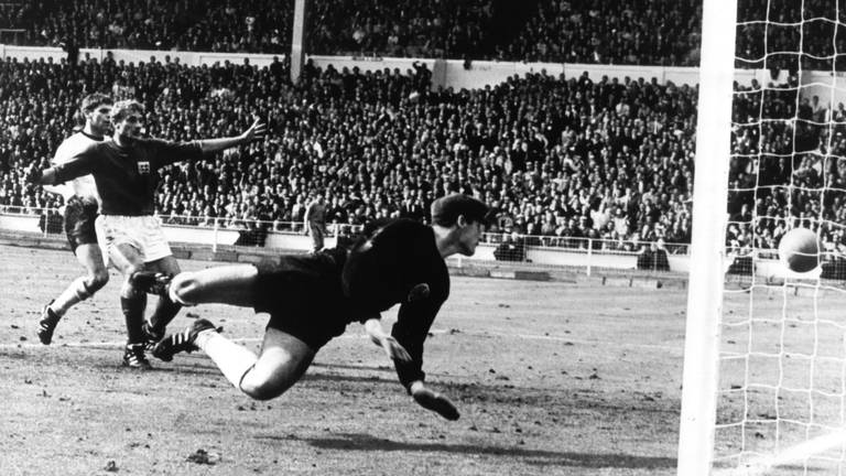 5. Januar: Hans Tilkowski schaut zurück auf den Ball, der 1966 als "Wembley-Tor" das Spiel entschied. Der ehemalige Torwart der deutschen Nationalmannschaft starb nach langer Krankheit im Alter von 84 Jahren. (Foto: dpa Bildfunk, Picture Alliance)