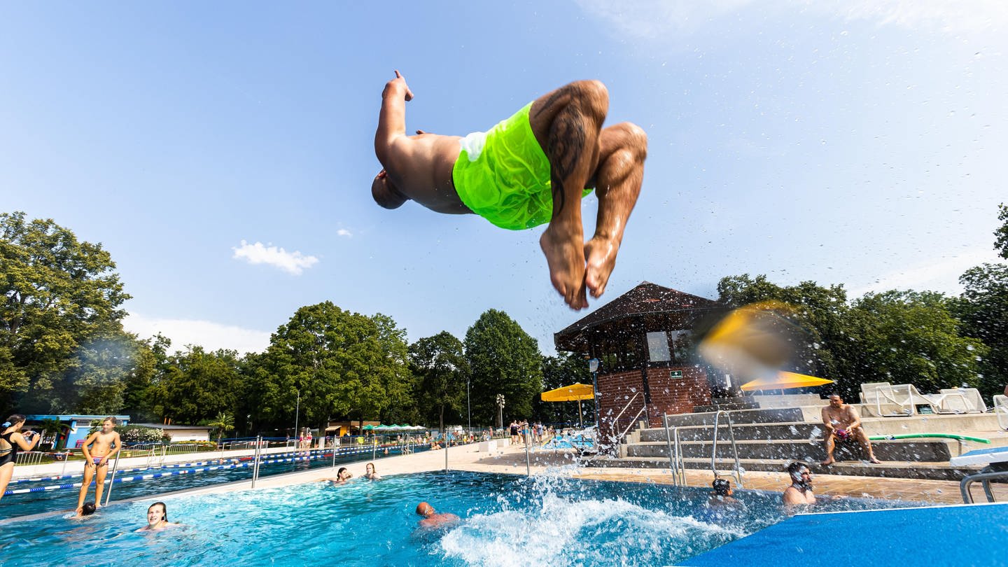 Mann macht Rückwärtssalto im Schwimmbad. (Foto: picture-alliance / Reportdienste, picture alliance/dpa | Philipp von Ditfurth)