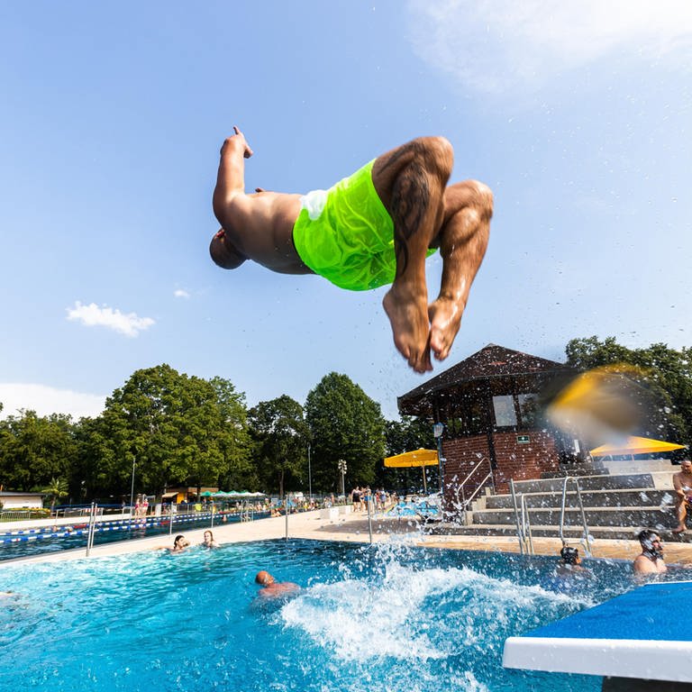 Mann macht Rückwärtssalto im Schwimmbad. (Foto: picture-alliance / Reportdienste, picture alliance/dpa | Philipp von Ditfurth)