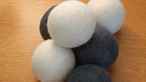 Trocknerbälle aus Schafswolle (Foto: SWR, M.Netscher)