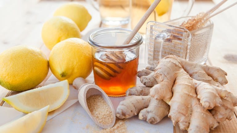 Zitronen, Ingwer, Honig und Tee als Hausmittel gegen Erkältungen