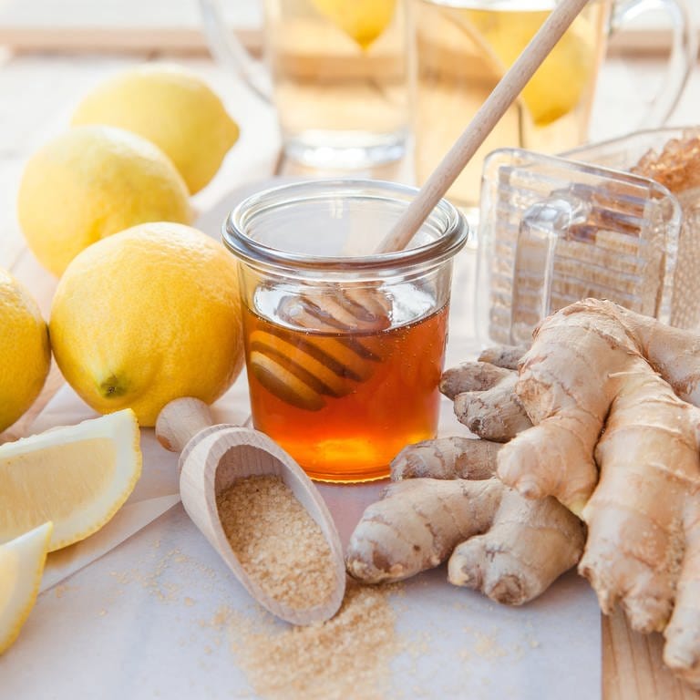 Zitronen, Ingwer, Honig und Tee als Hausmittel gegen Erkältungen (Foto: picture-alliance / Reportdienste, Barbara Neveu)