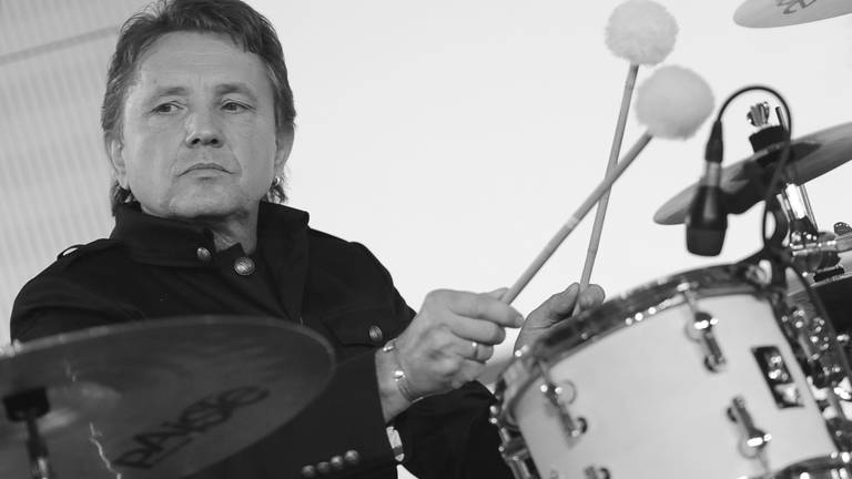 10. Juni:  Klaus Scharfschwerdt ist mit 68 Jahren in Berlin an Krebs gestorben. Seit 1979 war er der Schlagzeuger der Puhdys ("Alt wie ein Baum"), der erfolgreichsten Ostrockband.  (Foto: dpa Bildfunk, Picture Alliance)