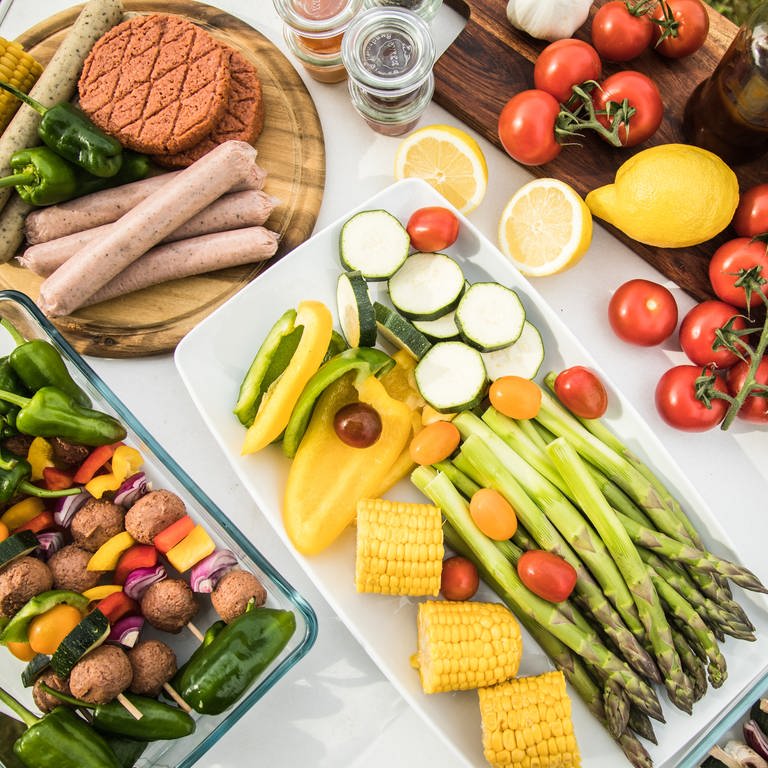Gemüse, Fleischersatz - nachhaltiges Grillgut auf dem Tisch