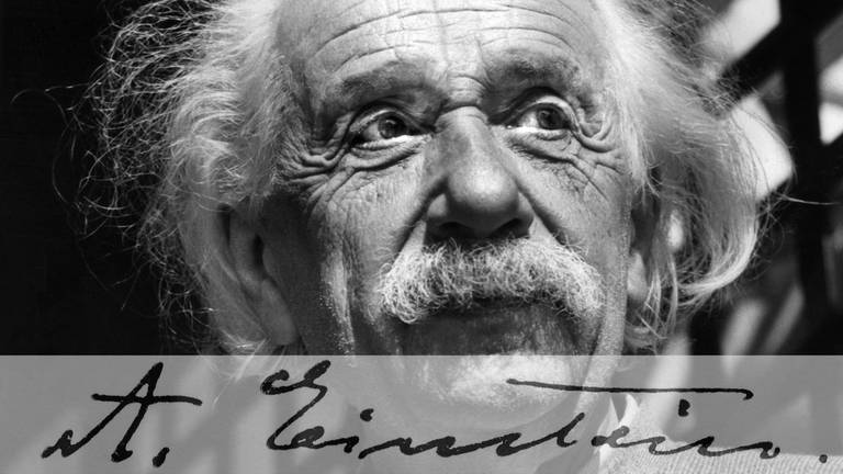 Fotoaufnahme von Albert Einstein mit Unterschrift des berühmten Wissenschaftlers (Foto: dpa Bildfunk, Picture Alliance)