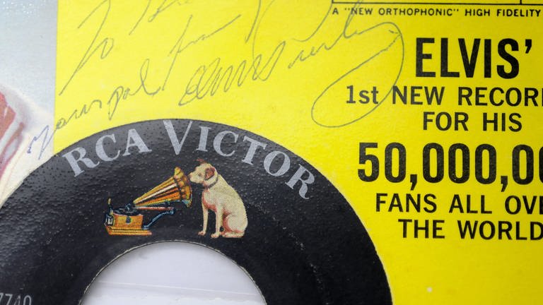 Unterschrift von Elvis Presley auf einem Plattencover (Foto: dpa Bildfunk, Picture Alliance)