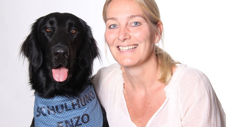 Enzo, der Schulhund der Martinus-Grundschule in Mainz-Weisenau mit seinem "Frauchen" Rektorin Susanne Klemm  