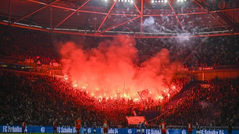 FCK Fans auf Schalke (Foto: picture-alliance / Reportdienste, dpa/Revierfoto)