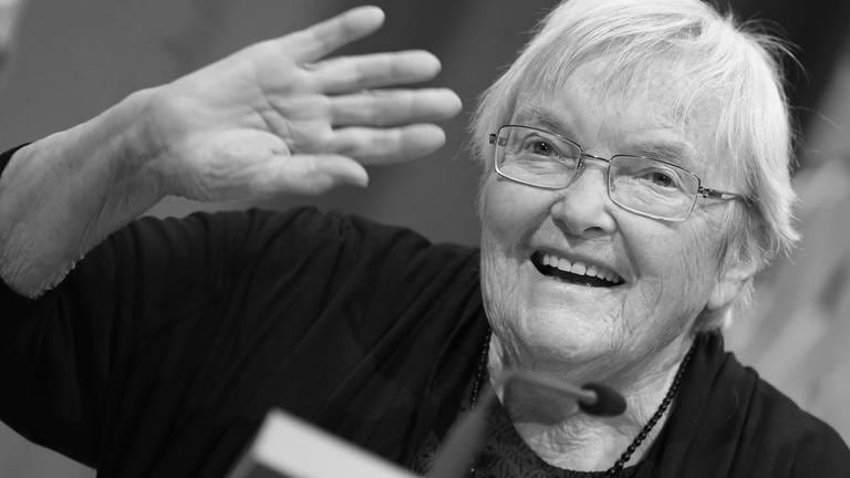 23. Januar: Schriftstellerin Gudrun Pausewang ist im Alter von 91 Jahren gestorben. Bekannt wurde sie unter anderem mit ihren Büchern "Die letzten Kinder von Schewenborn" und  "Die Wolke". Nach der Reaktorkatastrophe von Tschernobyl  wurde das Buch 1987 zum Bestseller. (Foto: dpa Bildfunk, Picture Alliance)