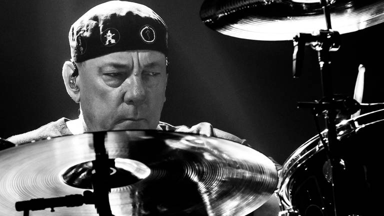 7. Januar: Rush-Schlagzeuger Neil Peart ist im Alter von 67 Jahren an einem Hirntumor gestorben. Noch bis 2015 saß der Kanadier für die Band an den Drums. Neben vielen Rock-Stars twitterte der kanadische Premierminister Justin Trudeau: "Wir haben eine Legende verloren." 