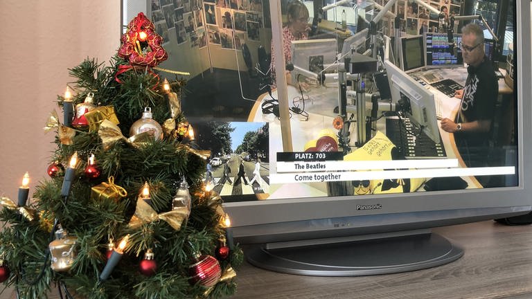 SWR1-Hörer Matthias aus Bexbach ist bereit für "Last Christmas" auf Platz 700: "SWR1 im Livestream, der Baum steht. Dann fehlen noch Lebkuchen und Glühwein und Weihnachten kann kommen." (Foto: SWR, SWR1-Hörer Matthias Engel über Whatsapp)