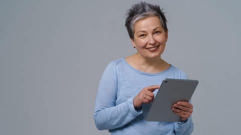 Frau mit Tablet (Foto: dpa Bildfunk, Picture Alliance)