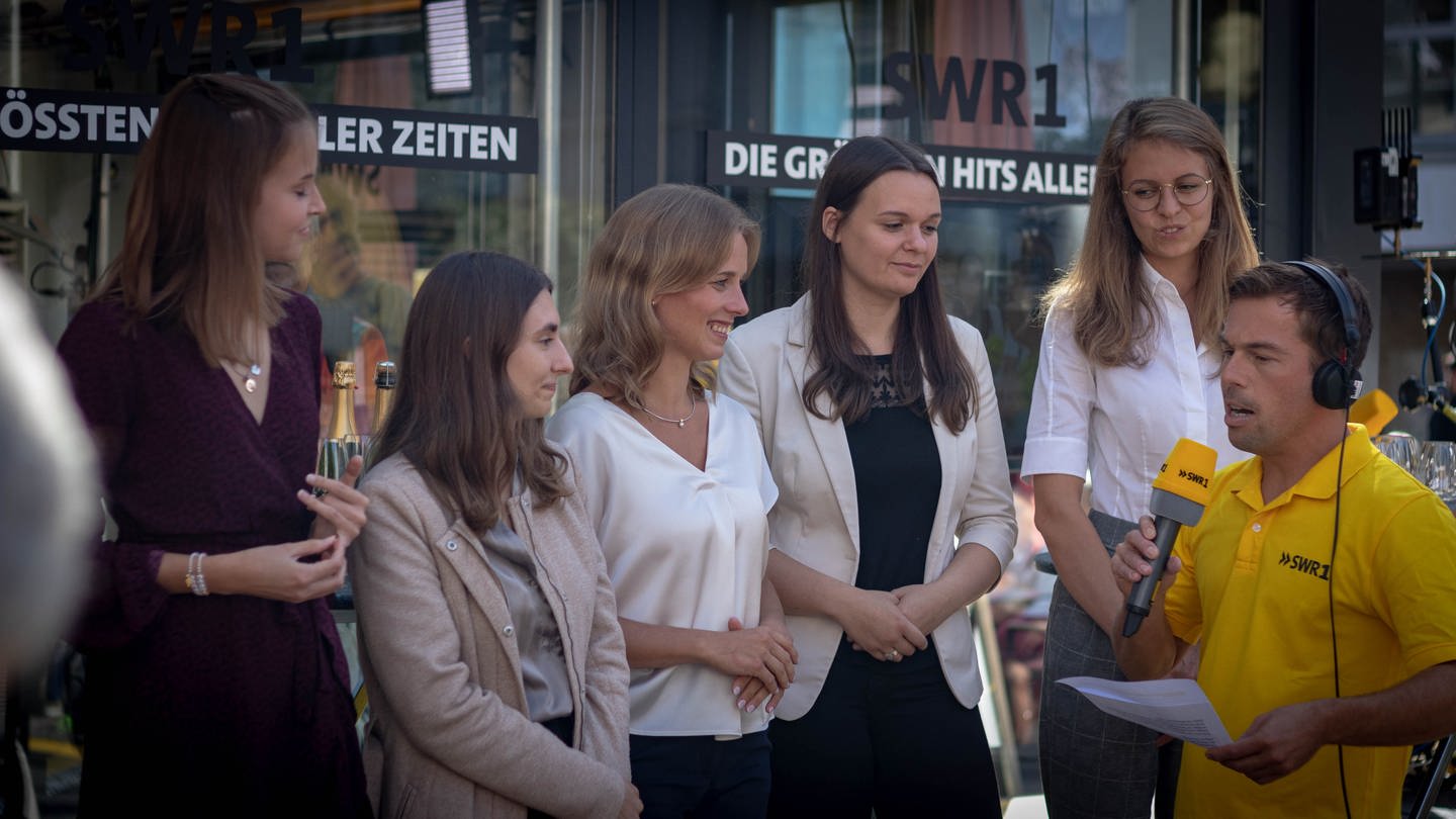 Fünf Weinköniginnen vor dem Gläsernen Studio mit Moderator Veit Berthold (Foto: SWR)