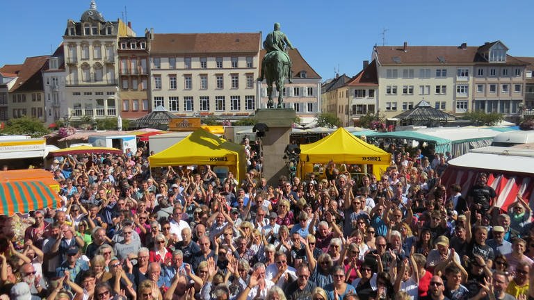 Und es waren viele Fans der Top 1.000 auf den Rathausplatz in Landau gekommen - sehr viele! Wir sagen nochmal "Danke Landau" für die Gastfreundschaft und die schönen Tage in der Pfalz! (Foto: SWR)