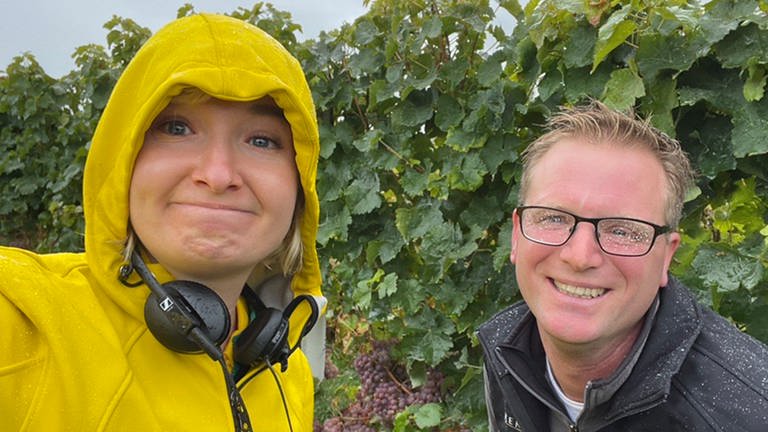 SWR Volontärin Susanne Blank hat Winzer Philip Hochdörffer auf seinem Weinberg besucht – bei strömendem Regen! (Foto: SWR)