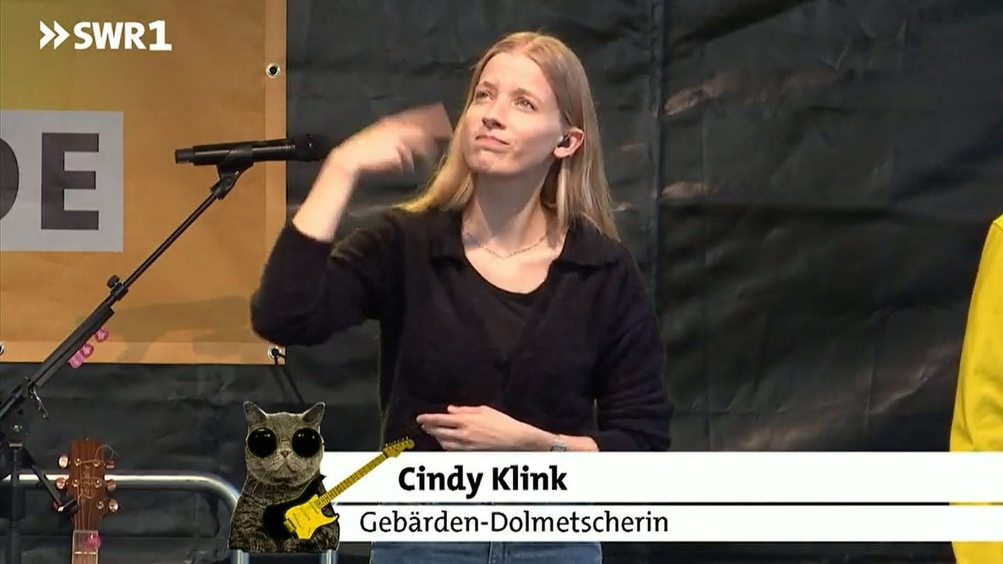 Gebärden-Dolmetscherin Cindy Klink auf der SWR1 Hitparaden-Bühne. (Foto: SWR)