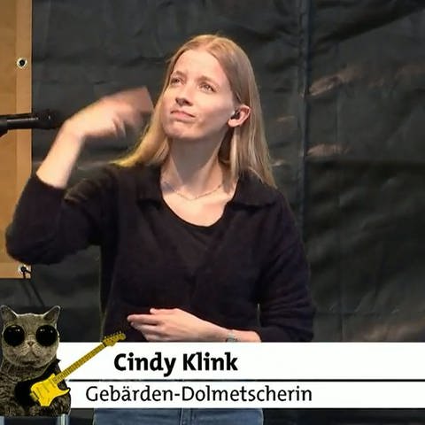 Gebärden-Dolmetscherin Cindy Klink auf der SWR1 Hitparaden-Bühne. (Foto: SWR)