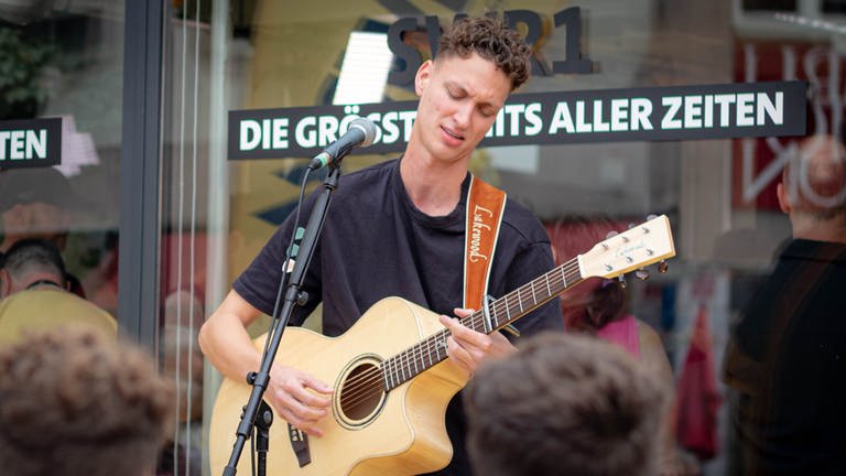 Der Koblenzer SingerSongwriter Bastian Stein spielt Live vor dem Gläsernen Studio. (Foto: SWR, Patrick Schütz)