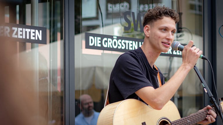 Der Koblenzer SingerSongwriter Bastian Stein spielt Live vor dem Gläsernen Studio. (Foto: SWR, Patrick Schütz)
