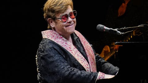 Elton John bei einem Livekonzert im August 2023.