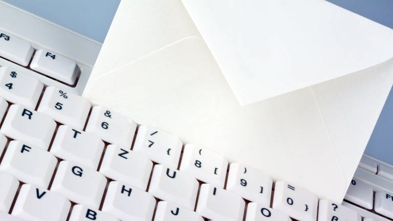 Brief auf Tastatur (Foto: Colourbox)