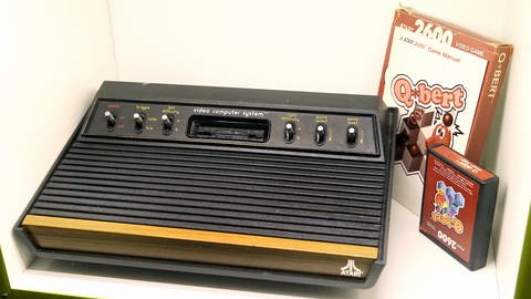 Der Klassiker unter den Retro-Spielekonsolen, das Atari VCS 2600, kommt Ende der 1970er zu uns. (Foto: picture-alliance / Reportdienste, picture alliance / ZUMAPRESS.com | Damian Klamka)