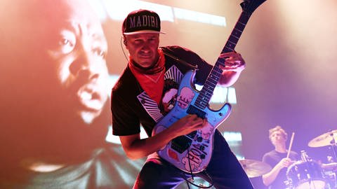 Wegen seiner außergewöhnlichen Spieltechniken und seinem innovativen Stil zählt Rage-Against-The-Machine-Gitarrist Tom Morello zu den besten Gitarristen der Welt.  (Foto: dpa Bildfunk, Picture Alliance)