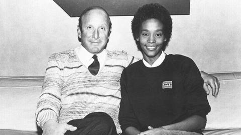 Starproduzent Clive Davis und Sängerin Whitney Houston 1983, kurz nach der Unterzeichnung ihres Plattenvertrags bei Arista Records.