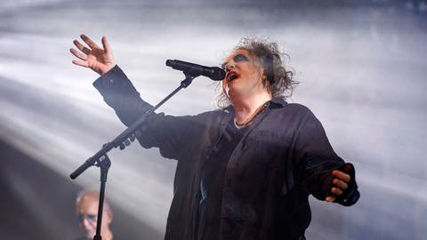 Robert Smith von The Cure bei einem Liveauftritt 2022 in der Festhalle Frankfurt.