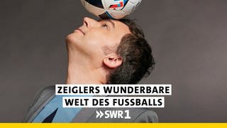 Sportmoderator Arnd Zeigler jongliert einen Fußball auf der Nase (Foto: ard-foto s1, Bild: WDR/Thomas Leidig (S1))