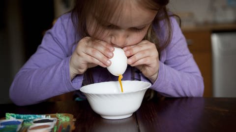Ostereier auspusten, aber richtig: Salmonellengefahr bei rohen Eiern (Foto: picture-alliance / Reportdienste, Foto: Silvia Marks)