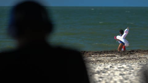 Mädchen an einem Strand in Mexiko (Foto: dpa Bildfunk, picture alliance / NurPhoto | Artur Widak)