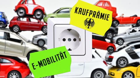 E-Autos vor einer Steckdose und den Schildern "E-Mobilität" und "Kaufprämie" (Foto: picture-alliance / Reportdienste, Picture Alliance)
