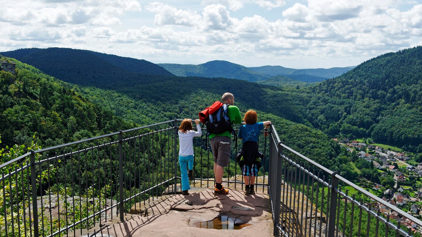 Familie am Aussichtspunkt der Burg Trifels bei Annweiler am Trifels, Deutsche Weinstraße, Rheinland-Pfalz. (Foto: picture-alliance / Reportdienste, picture alliance / imageBROKER | Dr. Wilfried Bahnmüller)