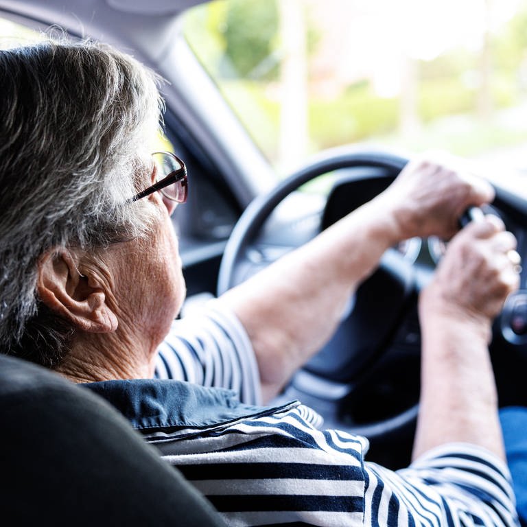 Eine über 90-jährige Frau sitzt hinter dem Lenkrad eines Autos. (Foto: picture-alliance / Reportdienste, picture alliance / Matthias Balk | Matthias Balk)