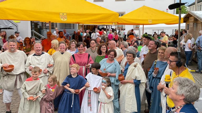 Beim SWR1 Heimspiel 2023 in Rheinzabern kamen viele Menschen als Römer verkleidet zusammen. (Foto: SWR)