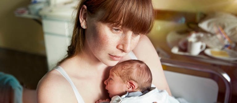 Mutter hält Baby im Arm (Foto: picture-alliance / Reportdienste, picture alliance / Westend61 | Mareen Fischinger)