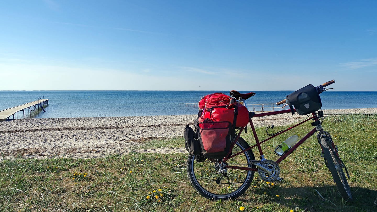 Fahrrad voller Gepäck steht am Strand (Foto: picture-alliance / Reportdienste, picture alliance / imageBROKER | Reinhard Pantke)
