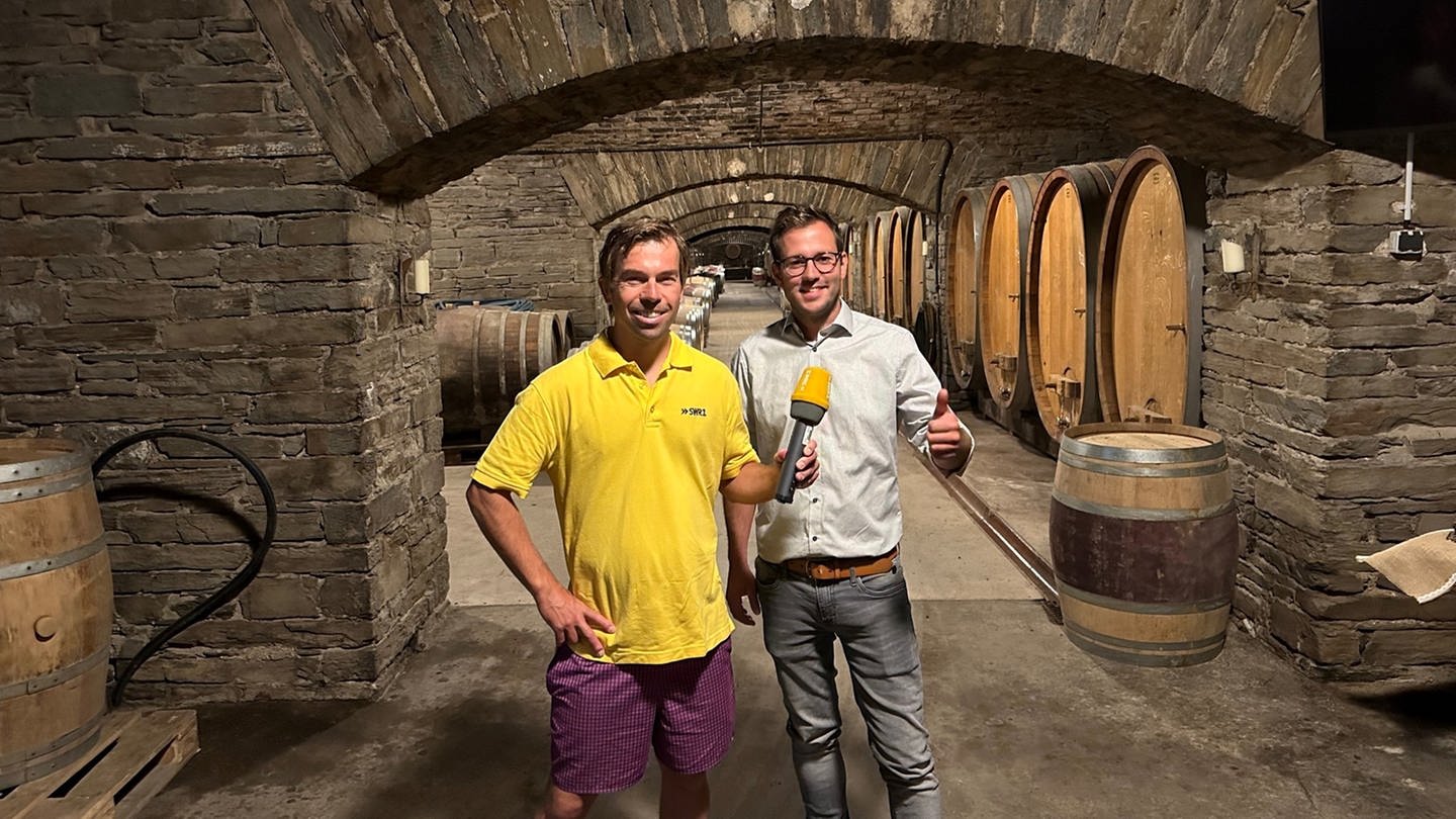 Veit Berthold mit Dirk Stefan, dem Geschäftsführer der Winzergenossenschaft Mayschoß in einem Weinkeller (Foto: SWR, Andreas Müller)