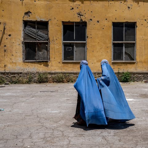 Zwei Frauen in Kabul, Afghanistan (Foto: picture-alliance / Reportdienste, picture alliance / ASSOCIATED PRESS | Ebrahim Noroozi)